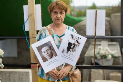 Esther Mateo Cabrero muestra los retratos de sus familiares fusilados al pie de la fosa del cementerio de Colmenar Viejo.