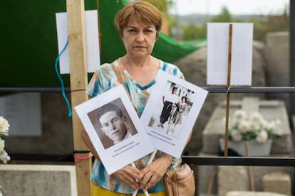 Esther Mateo Cabrero muestra los retratos de sus familiares fusilados al pie de la fosa del cementerio de Colmenar Viejo. 