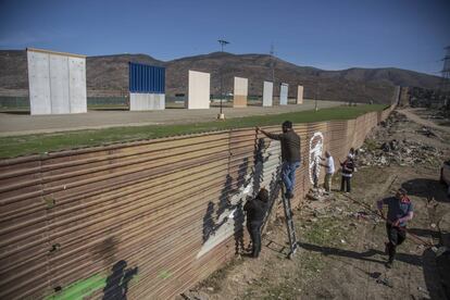 Artistas realizan pintas en la frontera entre Estados Unidos y México.
