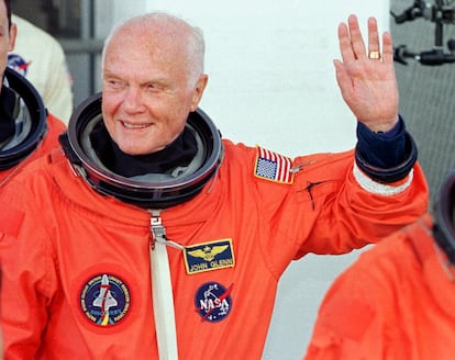 John Glenn foi o primeiro norte-americano que orbitou a Terra, em 20 de fevereiro de 1962 a bordo da nave ' Friendship 7' . Três décadas mais tarde, com 77 anos, converteu-se no astronauta mais velho a realizar uma missão. Sua viagem permitiu que a NASA estudasse o impacto do espaço em pessoas idosas.