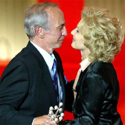 Ben Gazzara recibe el premio Donostia de mano de Marisa Paredes.