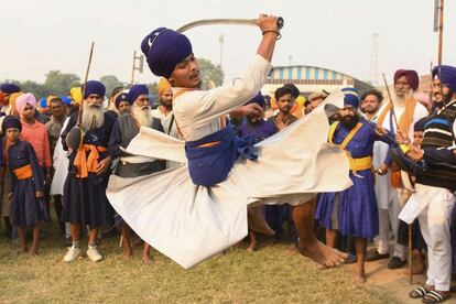 Un 'nihang' o guerrero sij realiza la 'Gatka ', una forma antigua de artes marciales, durante una celebración de Fateh Divas, un día después del festival hindú Diwali, en Amritsar, la India.