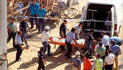 Los bomberos y los servicios sanitarios trasladan a uno de los fallecidos ayer en el accidente de Jerez.