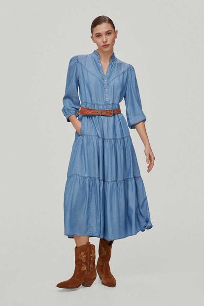 En Pedro del Hierro encontrarás este vestido denim, confeccionado con el tejido sostenible Tencel, de aire bohemio perfecto para dar la bienvenida a la primavera.

219€