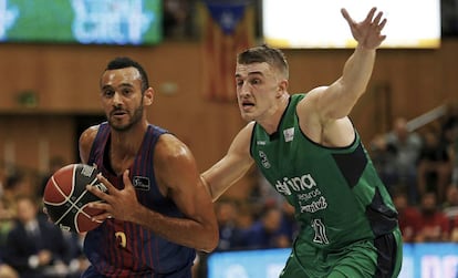 Hanga, con el balón, ante Gielo.