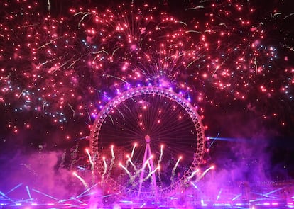 Explosión de fuegos artificiales durante las celebraciones de Nochevieja en el río Támesis en Londres.