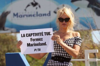 La actriz Pamela Anderson con una pancarta en defensa de los animales en agosto de 2017.