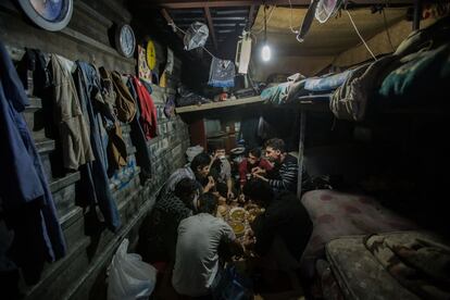 En Ramadán, muchos musulmanes celebran una copiosa cena en familia. Pakistaníes y afganos se reúnen en el suelo de su habitáculo para compartir su comida.