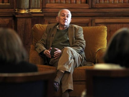 Juan Goytisolo, Premio Cervantes 2014, comparece en rueda de prensa en la Biblioteca Nacional en 2015.