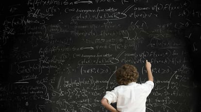 Un alumno frente a una pizarra con fórmulas.