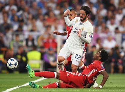 Isco es presionado por David Alaba.