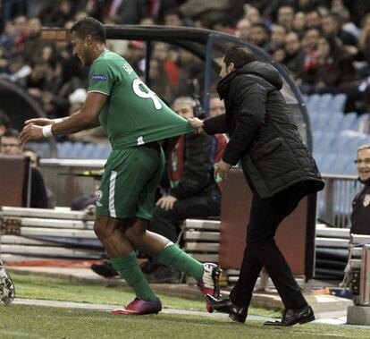 Simeone agarra al delantero venezolano del Rubin Kazan, Salomón Rondón.