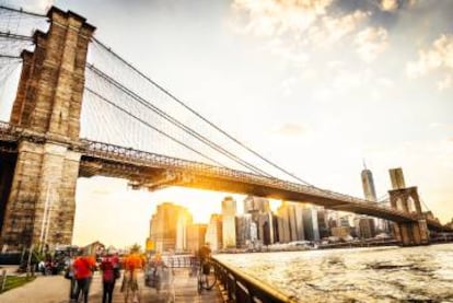 El puente de Brooklyn y, al fondo, Lower Manhattan, en Nueva York.