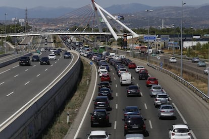 Atascos en la autovía de A Coruña (A-6), en una imagen de archivo.