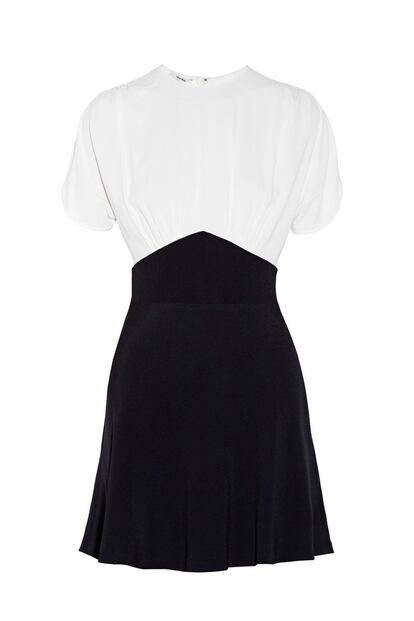 El binomio blanco-negro siempre es un acierto. Este vestido es de Miu Miu. Su precio original era de 1.005 euros y ahora cuesta 502,50 (ahorro de 502,50 euros).