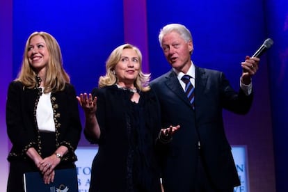 Hillary y Bill Clinton, con su hija Chelsea, en un acto en Nueva York, en septiembre de 2011.