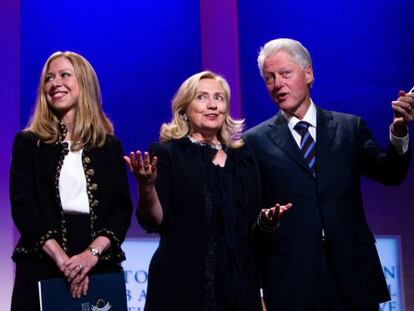 Hillary y Bill Clinton, con su hija Chelsea, en un acto en Nueva York, en septiembre de 2011.