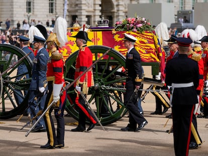 El ataúd de la reina Isabel II es arrastrado en un carruaje por las calles de Londres tras el funeral en la abadía de Westminster.