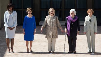 Posa com as ex-primeiras-damas, em 2009: Laura Bush, Hillary Clinton, Barbara Bush e Rosalynn Carter.