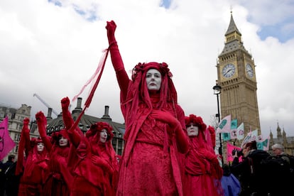 Un grupo de activistas protesta este viernes ante el Parlamento británico, en la jornada convocada por Extinction Rebellion para todo el fin de semana