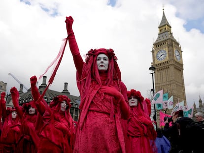 Un grupo de activistas protesta este viernes ante el Parlamento británico, en la jornada convocada por Extinction Rebellion para todo el fin de semana