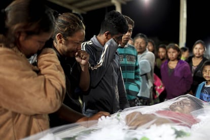 Familiares choram no vel&oacute;rio de Clodiode Aquileu Rodrigues de Souza, de 26 anos.