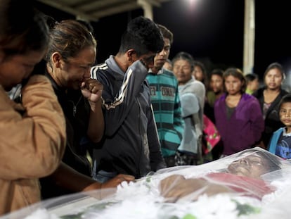 Familiares choram no vel&oacute;rio de Clodiode Aquileu Rodrigues de Souza, de 26 anos.