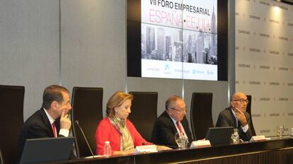 La secretaria de estado de Comercio, Marisa Poncela, y el presidente de la Cámara de Comercio, José Luis Bonet (centro), en el VII Foro empresarial de España y EE UU.