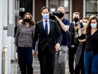 El primer ministro en funciones de los Países Bajos, Mark Rutte, entra en el Parlamento seguido por periodistas este jueves, en La Haya.