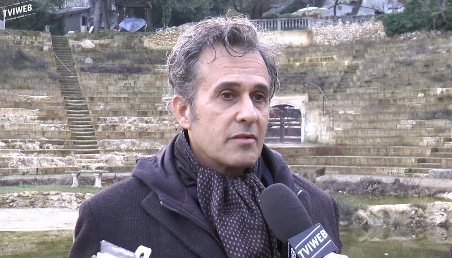La increíble historia del hombre que construyó un falso teatro romano en Italia y vendió entradas por visitarlo