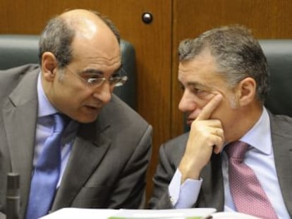El consejero de Salud, Jon Darpón, conversa en el pleno del Parlamento vasco con el 'lehendakari' Iñigo Urkullu.