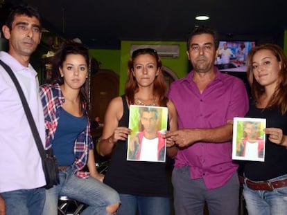 Familiares de Diego Pérez sujetan su retrato, en Cartagena (Murcia).