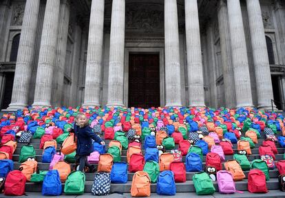 Joana Ferrerira posa entre las 800 mochilas que forman parte de la instalación WaterAid en recuerdo de los 800 niños que mueren al día por el agua sucia, en la catedral de San Pablo de Londres.