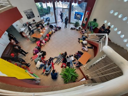 Un grupo de niños se resguarda durante un simulacro de balacera en el municipio de Fresnillo, Estado de Zacatecas (México).