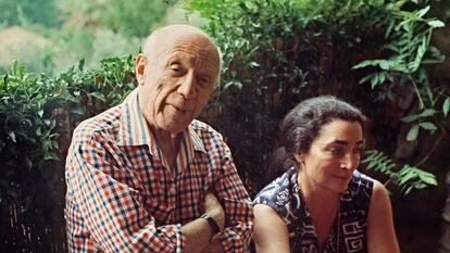 Pablo Picasso con su mujer Jacqueline, en octubre de 1971.