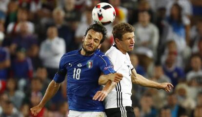 Müller pelea un balón aéreo con Parolo en el Alemania-Italia.