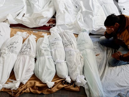 Un hombre llora junto a los cadáveres de varias personas fallecidas tras los bombardeos de Israel sobre el sur de la franja de Gaza.