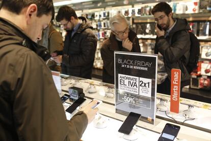 Compradors a la secci&oacute; de tecnologia.