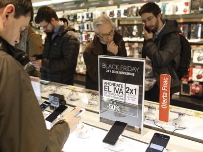 Compradors a la secci&oacute; de tecnologia.