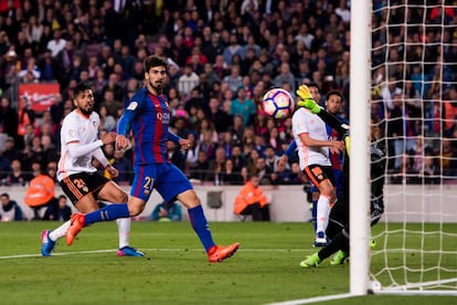 André Gomes del FC Barcelona, anota el cuarto gol de su equipo.