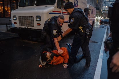Dos agentes de Seguridad Nacional detienen a una mujer que protestaba contra las políticas de la Administración afuera de un tribunal de Nueva York.
