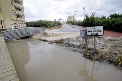 Temporal de lluvia y mar en la costa del sur de Valencia. En la imagen, el río que separa los términos de Miramar y Piles