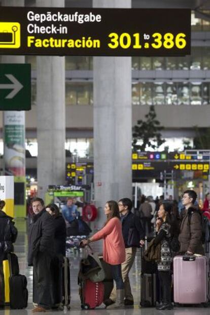 Viajeros en el aeropuerto de Málaga.