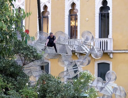 Un operario coloca una de las instalaciones para la Bienal de Arquitectura de Venecia.