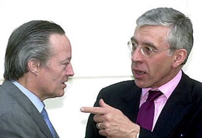 Josep Piqué y Jack Straw charlan poco antes de cenar en la residencia del ministro británico.