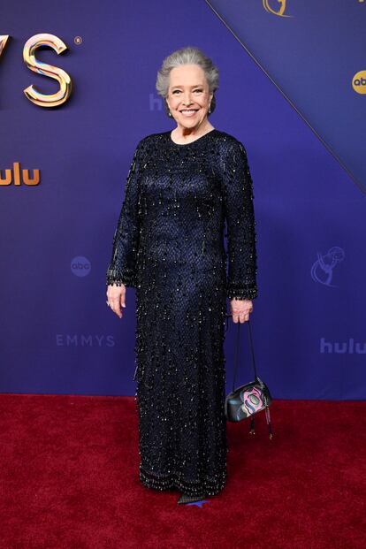 La veterana actriz Kathy Bates, con un elegante vestido de Giorgio Armani. 