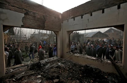 Una multitud observa una casa destruida tras una batalla armada entre las fuerzas de seguridad indias y militantes cachemires en la aldea de Kuthpora (India), el 28 de noviembre de 2018.