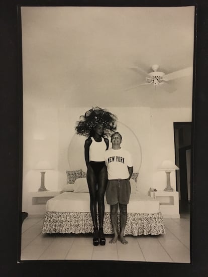 Naomi Campbell y Sam McKnight en una foto de los noventa cedida por el peluquero.