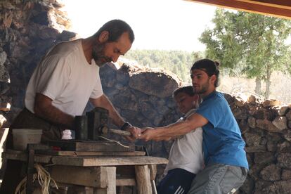 Una de las actividades que se pueden hacer para acercarse a la vida rural es aproximarse a sus oficios haciendo una yincana. En la imagen, un taller tradicional de fabricación de bastones.