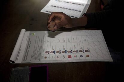 Un funcionario de votación estampa una papeleta presidencial en una mesa electoral en Nairobi, Kenia, este jueves, 26 de octubre de 2017. El país está celebrando la repetición de las disputadas elecciones presidenciales, a pesar del boicot del principal partido de la oposición y el aumento de las tensiones políticas en el país del este de África.